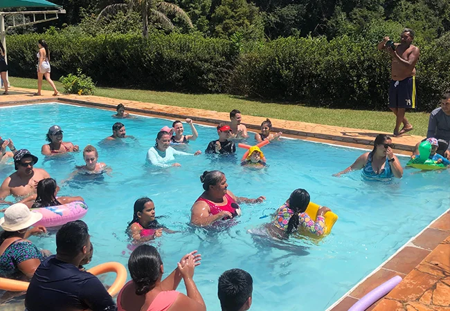 Hóspedes participando de hidroginástica e roteiros temáticos no hotel fazenda campo limpo.