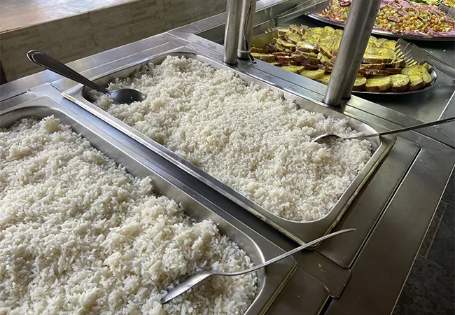Buffet self-service de comida caseira no restaurante do hotel fazenda são paulo.