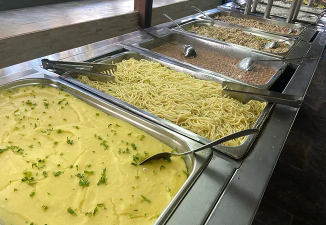 Buffet self-service de comida caseira no restaurante do hotel fazenda são paulo.