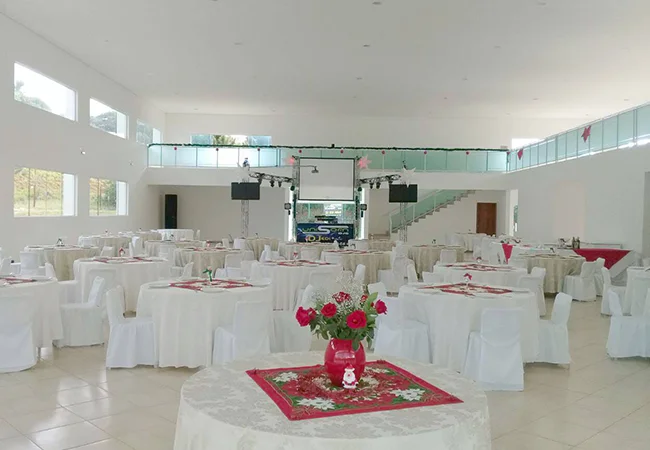 Grande salão de eventos montado para convenção no hotel fazenda campo limpo Morada do Verde.