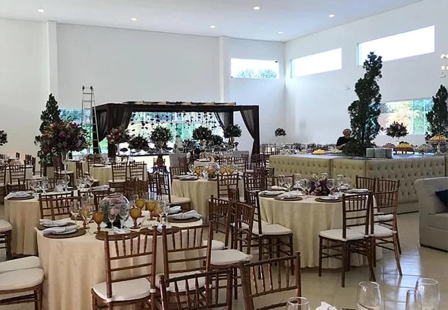 Grande salão de eventos montado para convenção no hotel fazenda campo limpo Morada do Verde.