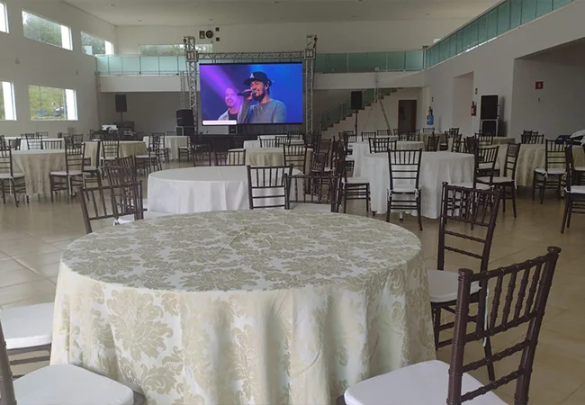 Grande salão de eventos montado para convenção no hotel fazenda campo limpo Morada do Verde.