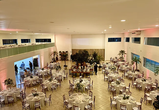 Grande salão de eventos montado para convenção no hotel fazenda campo limpo Morada do Verde.