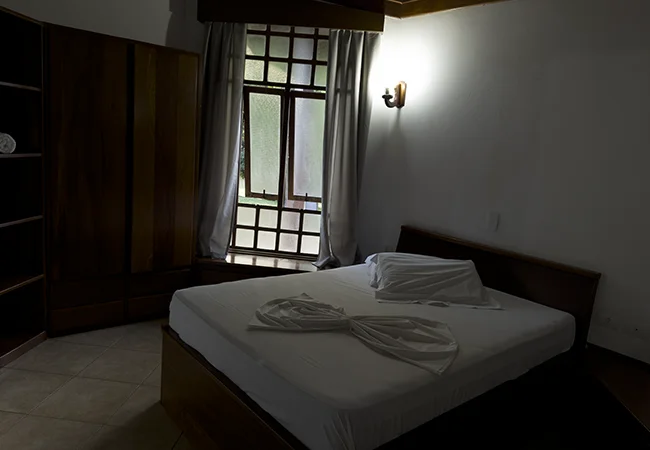 Quarto de casal com vista relaxante para o bosque em nosso hotel fazenda no interior de sp.