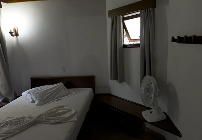 Quarto de casal com vista relaxante para o bosque em nosso hotel fazenda no interior de sp.