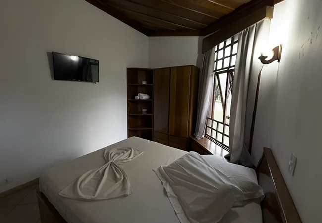 Quarto de casal com vista relaxante para o bosque em nosso hotel fazenda no interior de sp.
