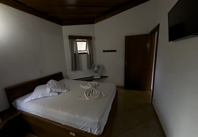 Quarto de casal com vista relaxante para o bosque em nosso hotel fazenda no interior de sp.