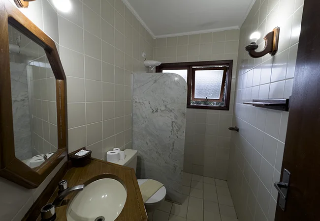 Quarto de casal com vista relaxante para o bosque em nosso hotel fazenda no interior de sp.