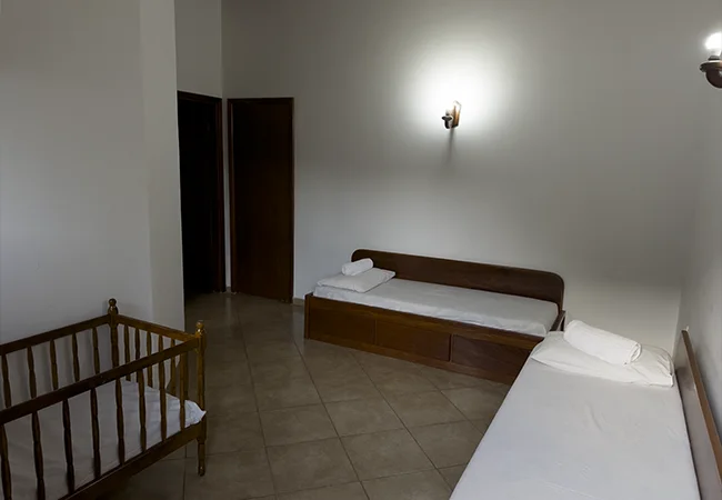 Quarto de casal com vista relaxante para o bosque em nosso hotel fazenda no interior de sp.