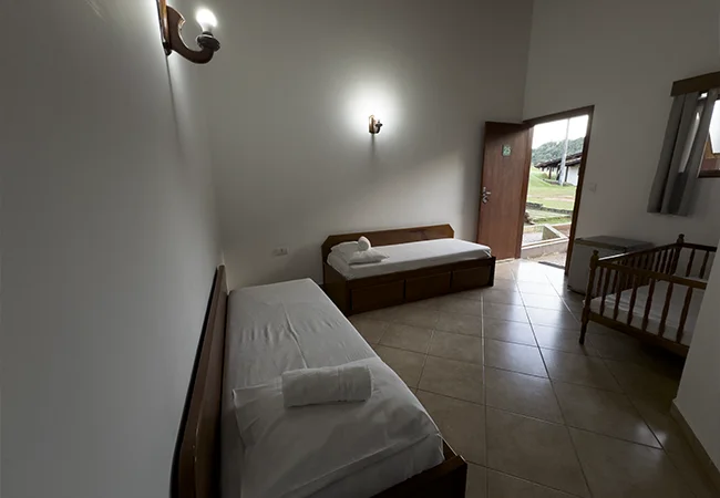 Quarto de casal com vista relaxante para o bosque em nosso hotel fazenda no interior de sp.