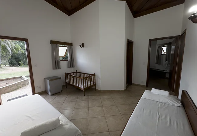 Quarto de casal com vista relaxante para o bosque em nosso hotel fazenda no interior de sp.
