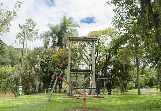 Atividade de pedalinho e tirolesa em família no hotel fazenda sp.
