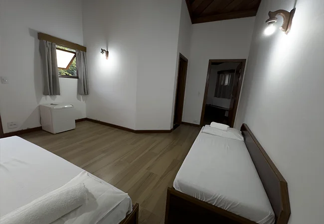 Quarto confortável para até 5 pessoas com excelente custo benefício no hotel fazenda campo limpo.