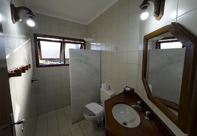 Suíte Super Luxo espaçosa com vista para a área da piscina no hotel fazenda sp.