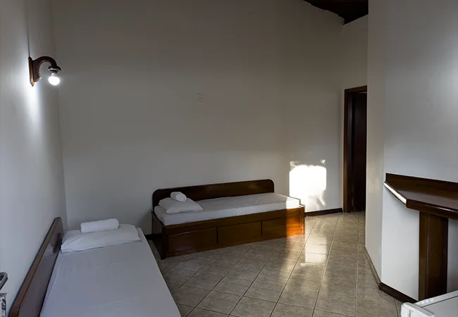 Suíte Super Luxo espaçosa com vista para a área da piscina no hotel fazenda sp.