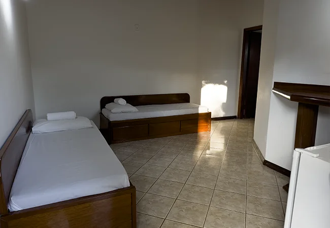 Suíte Super Luxo espaçosa com vista para a área da piscina no hotel fazenda sp.