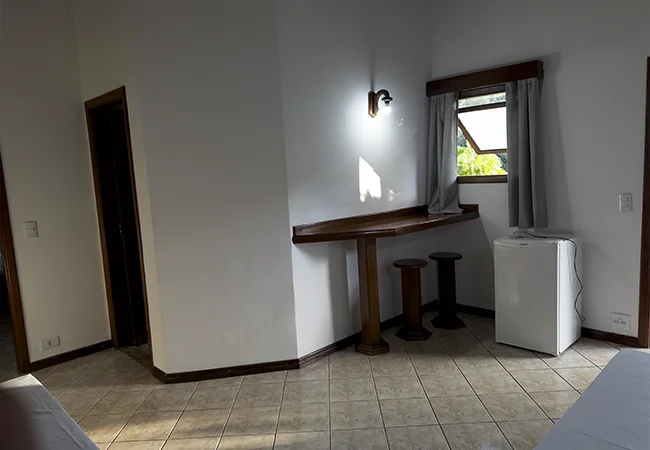 Suíte Super Luxo espaçosa com vista para a área da piscina no hotel fazenda sp.