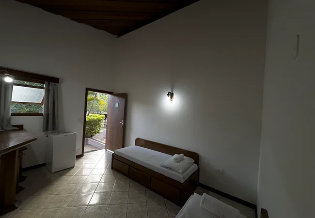 Suíte Super Luxo espaçosa com vista para a área da piscina no hotel fazenda sp.